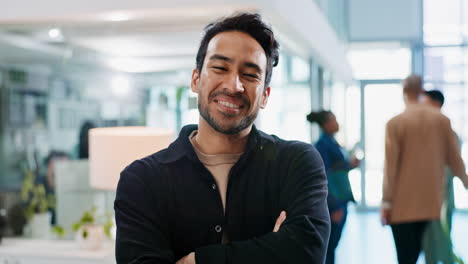hombre sonriente en una reunión de negocios