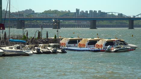 barcos y yates amarrados en el río han en seúl con el puente dongjak en segundo plano
