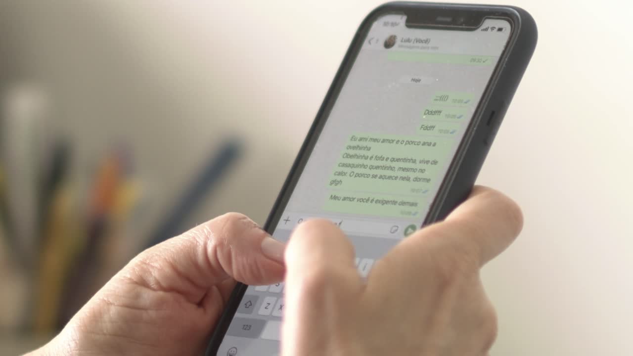 mujer enviando mensajes de texto en su teléfono inteligente