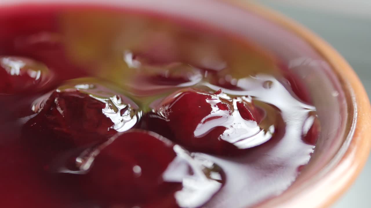 un primer plano de la mermelada de cereza