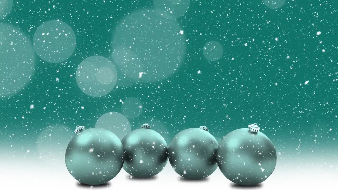animación de nieve cayendo y luces desenfocadas sobre bolas de navidad azules
