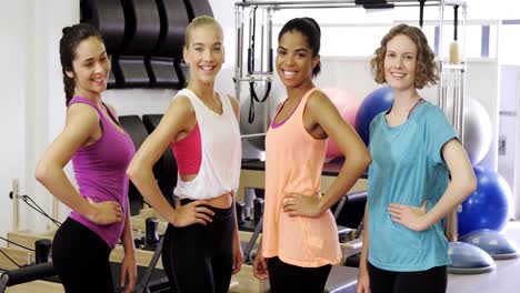 mujeres hermosas de pie en el estudio de fitness
