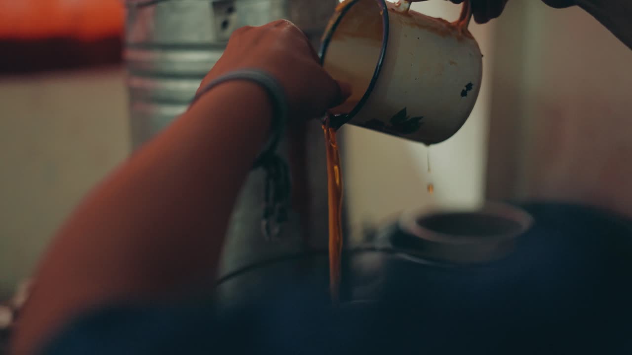 심지에 녹은 밀랍을 붓는 것 - 중앙 아메리카 과테말라에서 전통 양초 만들기