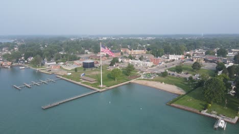 Nationalflagge-Der-USA-Winkt-Im-Township-Von-New-Baltimore,-Luftdrohnenansicht