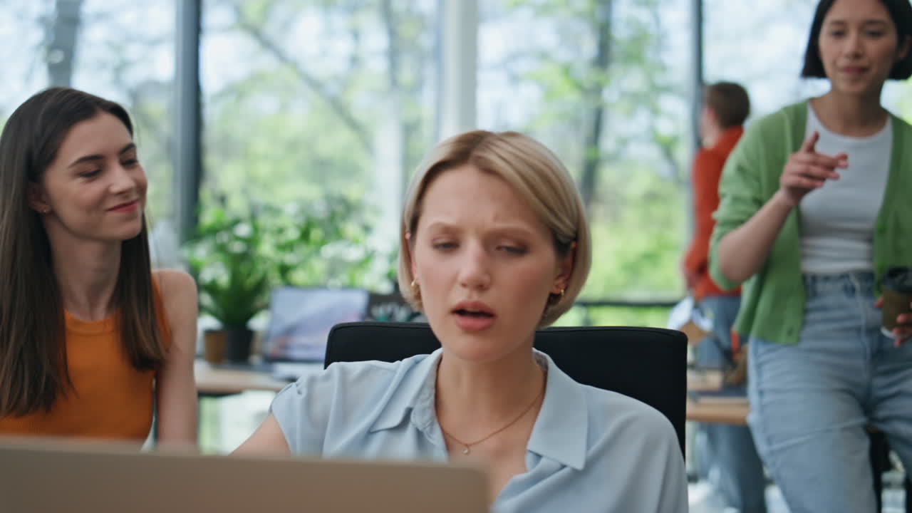 젊은 회사 직원들이 이사회에서 긴밀하게 토론하고, 동료들이 협력합니다.