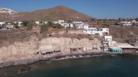 Luftaufnahme-Der-Malerischen-Küste-Der-Insel-Santorini,-Griechenland,-Weiße-Gebäude-Und-Klippen-über-Dem-Ägäischen-Meer