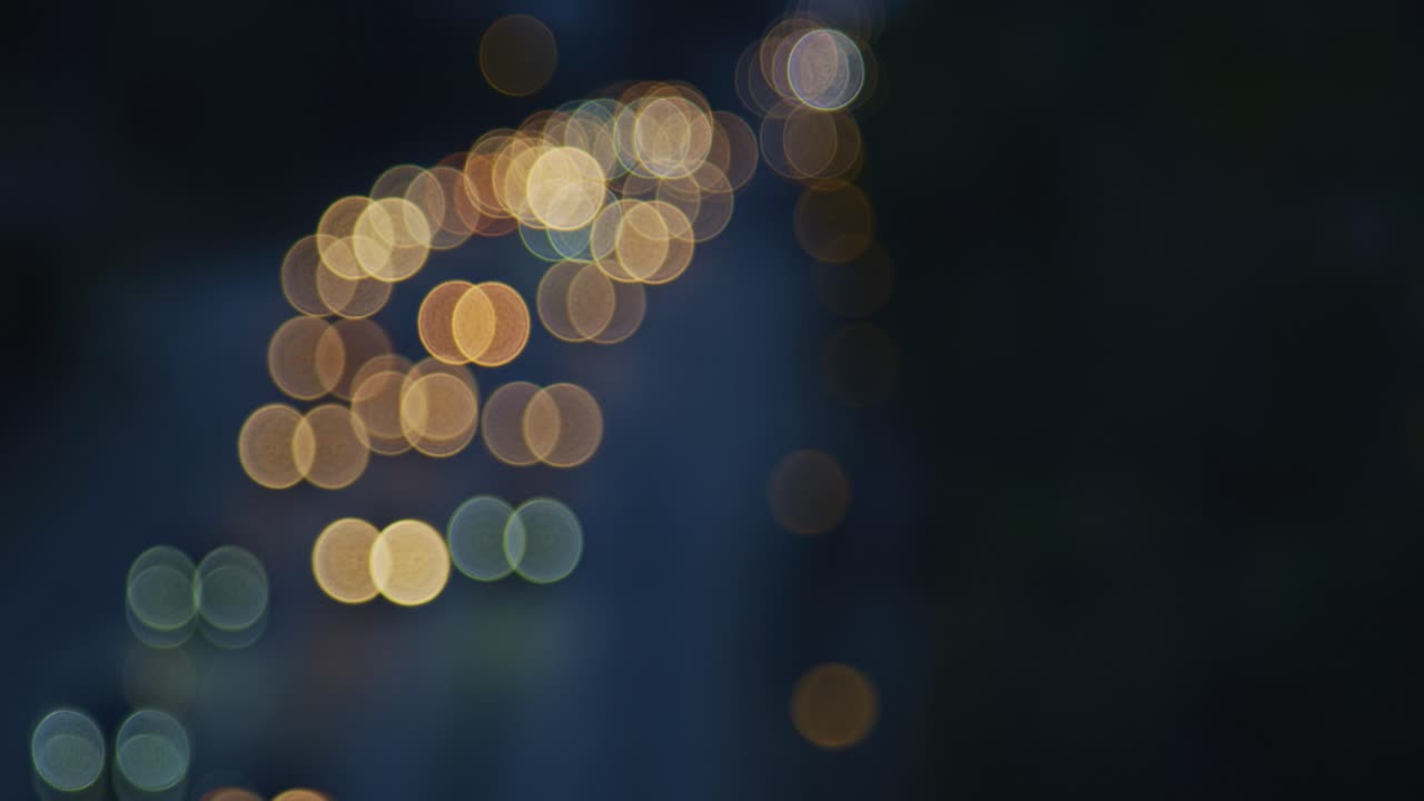 toma fuera de foco artística abstracta de los faros de los coches en cámara lenta en la autopista