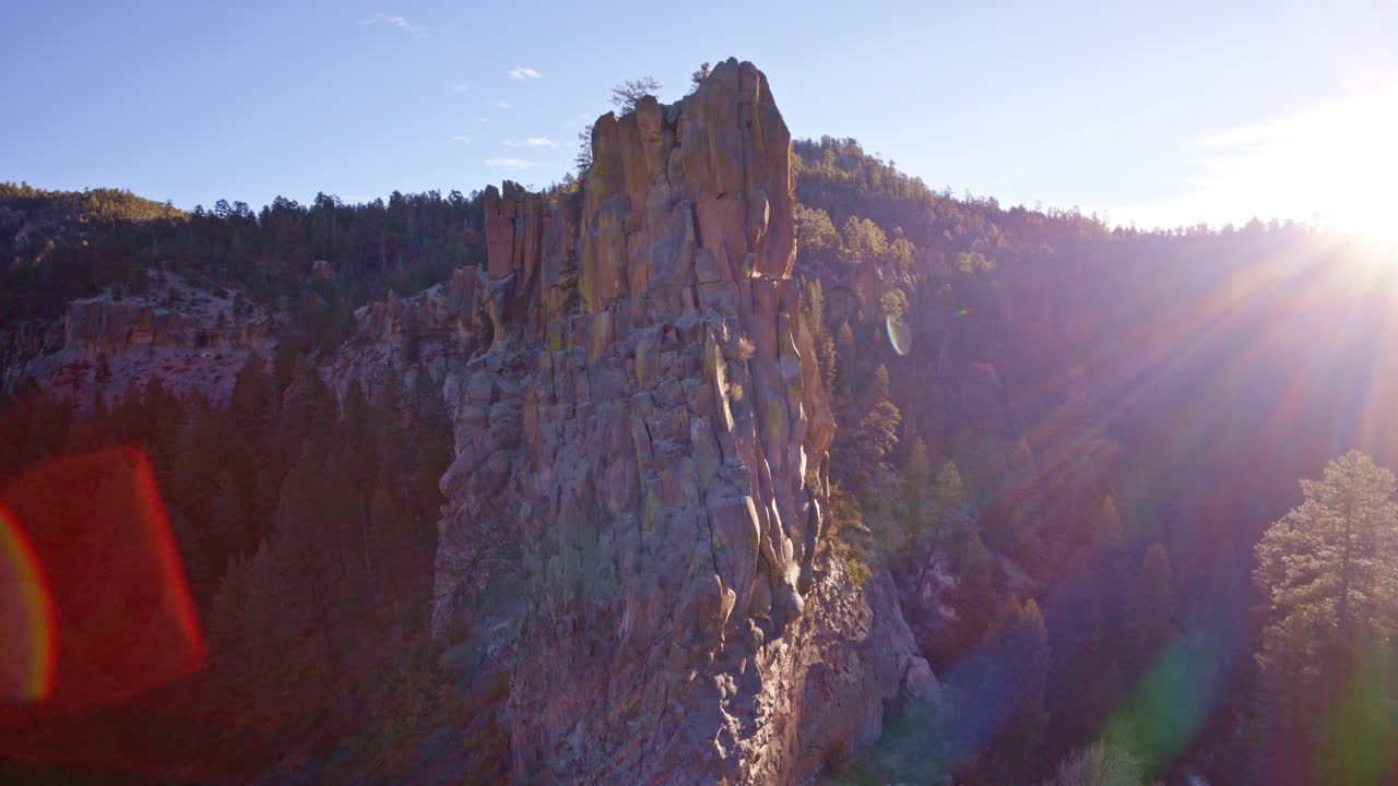 Sorvolo con drone della topografia di un canyon desertico vicino a Los Alamos, New Mexico
