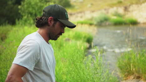 pesca con mosca, pesca con mosca en un río de rápido movimiento en un hermoso día en montana