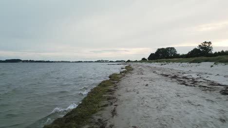 hermosa playa en la costa del océano