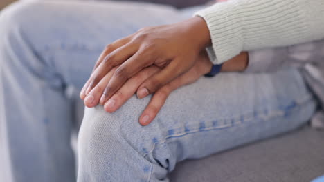 primer plano de una pareja, hombre y mujer tomados de la mano