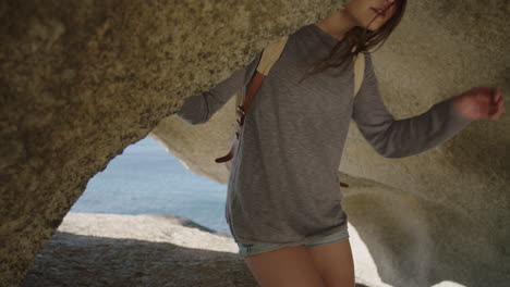 de cerca atractiva joven turista mujer explorando cuevas junto al mar sonriendo disfrutando de viajes estilo de vida aventura sola en vacaciones