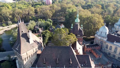 Vuelo-Con-Drones-Sobre-El-Icónico-Castillo-De-Vajdahunyad-En-El-Parque-De-La-Ciudad-De-Budapest,-Hungría