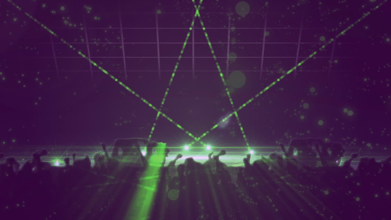 다채로운 불빛으로 음악 장소에서 춤을 추는 사람들의 군중의 애니메이션