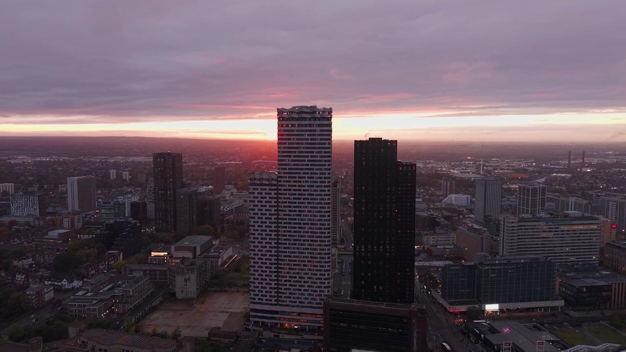 Vista aerea che si eleva sullo skyline della città di Croydon, illuminato all'alba.