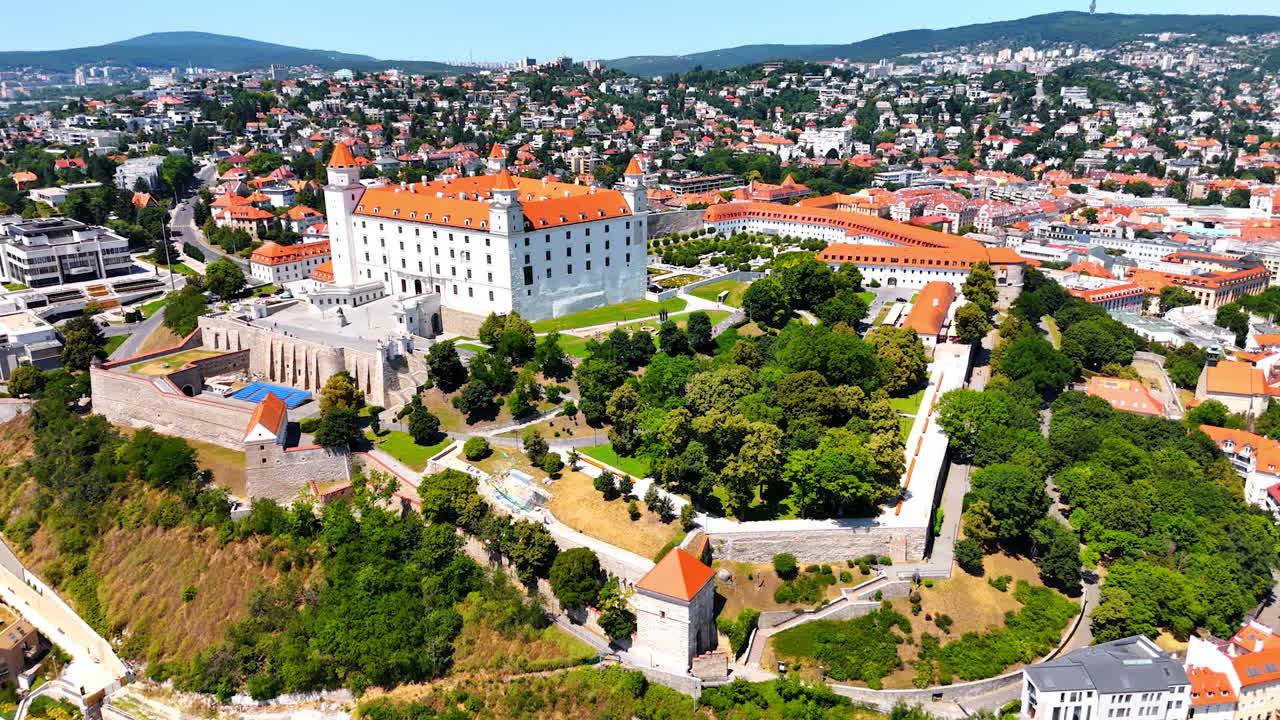 Flyvende rundt om det smukke område ved Bratislava Slot, Slovakiet. Den gamle bydel spredt ud over bjergskråningerne i baggrunden.