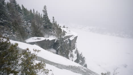 Bäume-Wiegen-Sich-Im-Wind-Während-Eines-Blizzards-Mit-Schneeverwehungen-Auf-Dem-Gipfel-Des-Mount-Pinacle-In-Coaticook,-Quebec,-Kanada