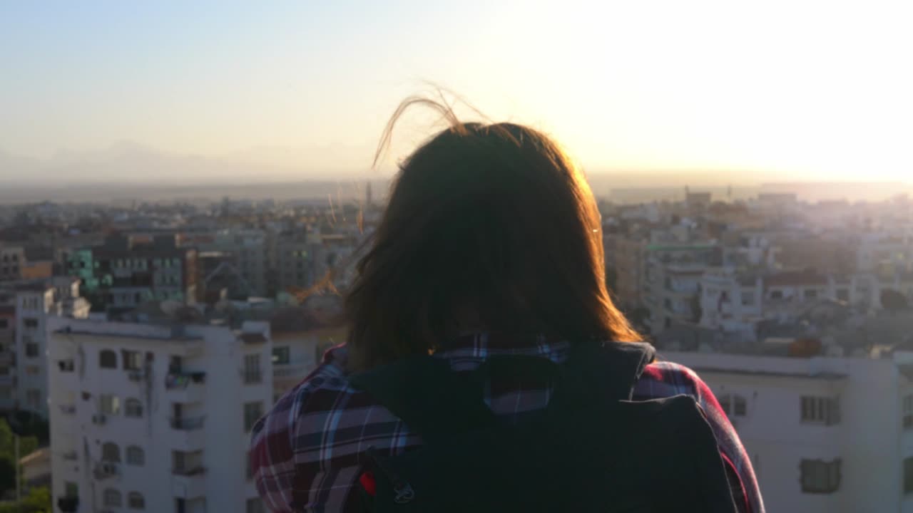 mujer mirando el amanecer en la ciudad de hurghada, egipto