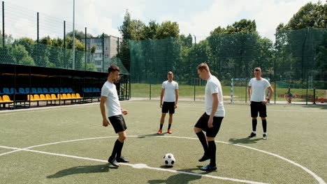 Jóvenes-Futbolistas-Entrenando-Y-Pasando-El-Balón-En-El-Campo-De-Fútbol-Callejero-1