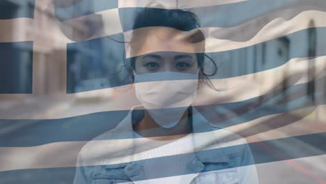 bandera griega ondeando contra una mujer con máscara facial