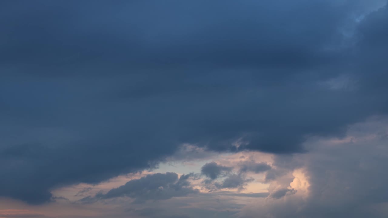 한 어리 구름은 시간 속도로 빠르게 움직입니다. 저녁 하늘, 구름이 가득한 하늘 모션 배경. 시간 속도로 아름다운 비가 오는 구름이 변환합니다. 구름 풍경. 앞뒤로 돌아가는 루프 애니메이션
