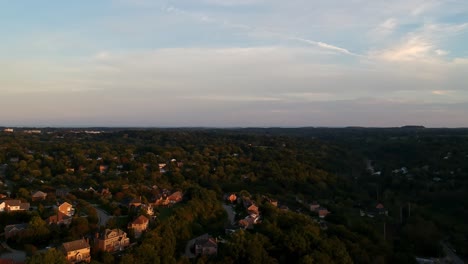 Vista-Aérea-Del-Cielo-Dramático-Al-Atardecer-Mientras-Volaba-Sobre-El-Municipio-De-Upper-St-Clair-En-Pittsburgh,-Pa