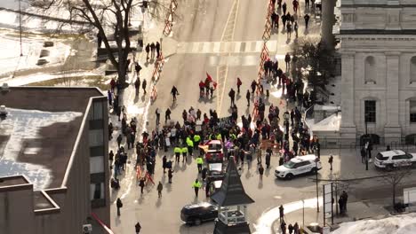 Die-Polizei-Von-Kingston,-Ontario,-Blockiert-Freiheitsproteste-Mit-Gegendemonstranten