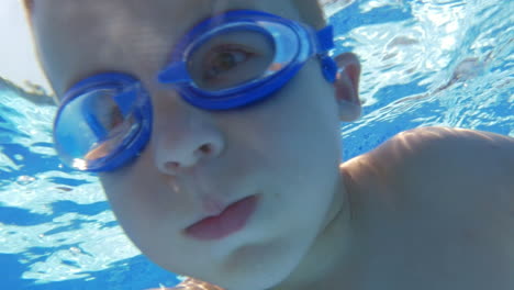 Natación-Submarina-De-Un-Niño-Con-Gafas