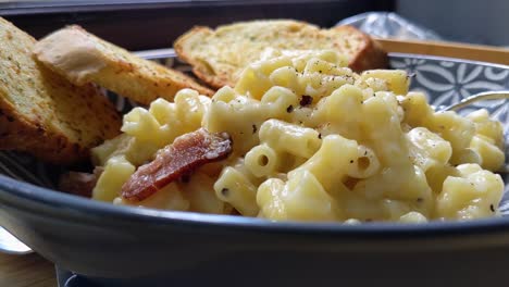 Köstlicher-Makkaroni-Käse-Mit-Veganem-Speck-Und-Knoblauchbrot