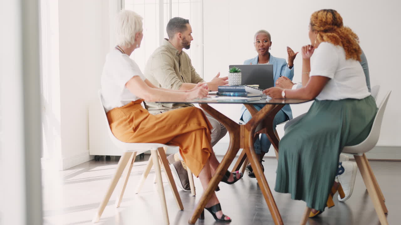 liderazgo, innovación o mujer negra en la reunión