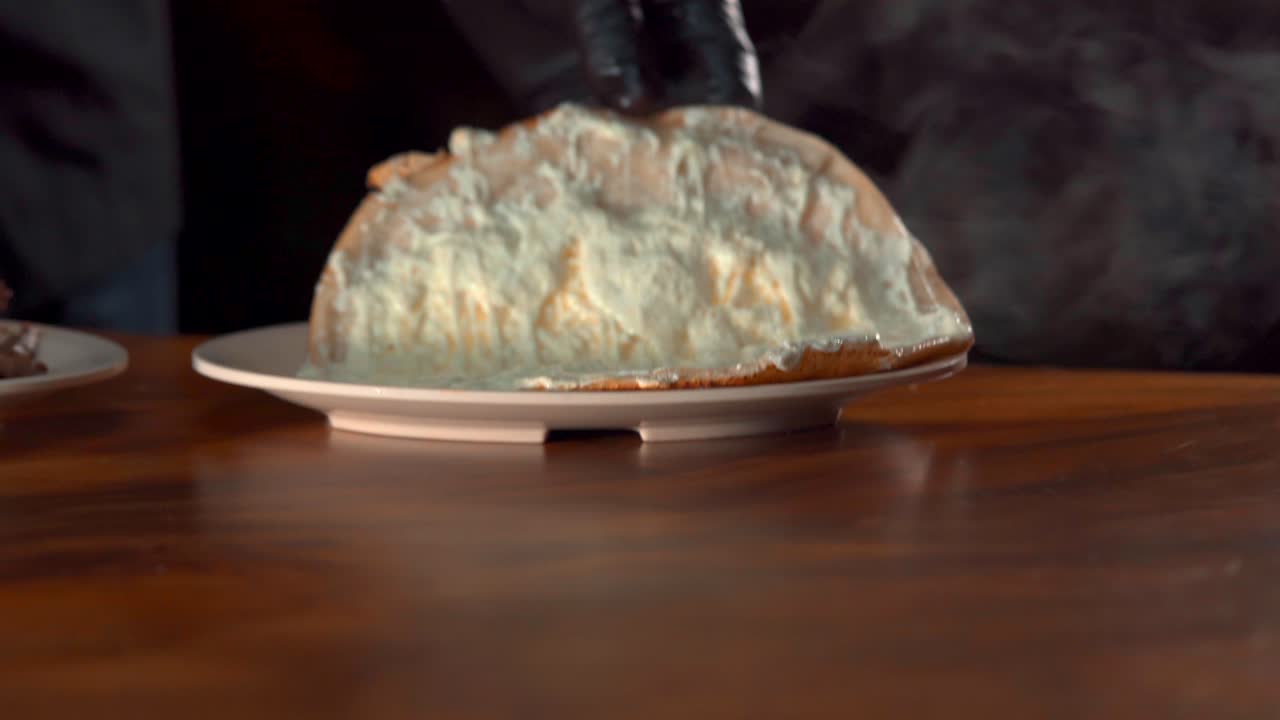 멕시코 라틴 셰프  ⁇ 커 메가 큰  ⁇ 사 ⁇ 라를 열고 카르네 아사다 고기를 추가하여 그린가 타코스 알 파스터 큰 레시피 뜨거운 멕시코 레스토랑 칸티나