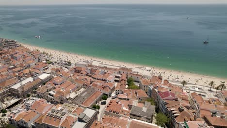 playa de sesimbra en temporada de verano, portugal. órbita aérea