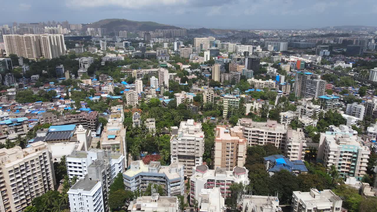 Marol Church Rd Bori Colony Vijay Nagar Colony West Marol Andheri East Mumbai. Vista aeroportuale. Ripresa con drone a volo d'uccello di una zona residenziale.