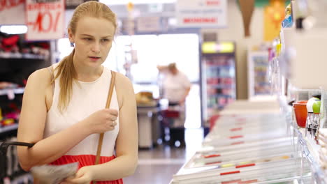 Junge-Frau-Kauft-Produkte-Im-Supermarkt