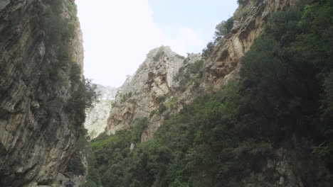 fotografía de las montañas cerca de la costa de amalfi