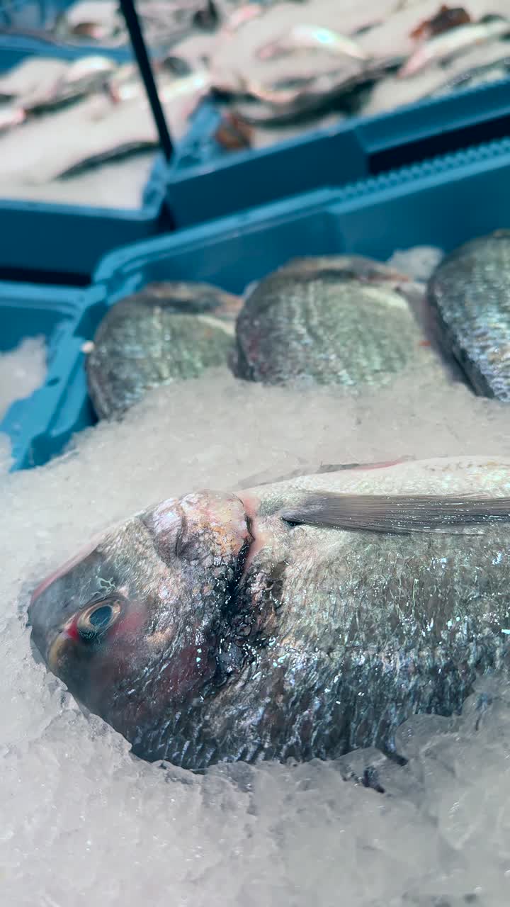 pescado fresco en hielo en un mercado