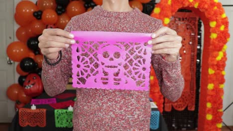 Papel-Perforado-Rosa-Hecho-A-Mano-Del-Día-De-Muertos-Con-Imagen-De-La-Muerte