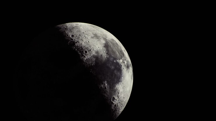Lua crescente majestosa brilhando suavemente no céu noturno escuro sobre a Terra.