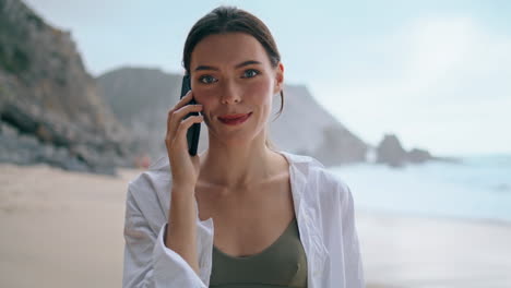 Mädchen-Spricht-Mit-Smartphone-Am-Strand,-Nahaufnahme.-Frau-Ruft-Am-Strand-An