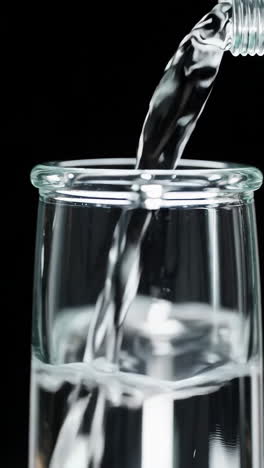verter agua en un vaso