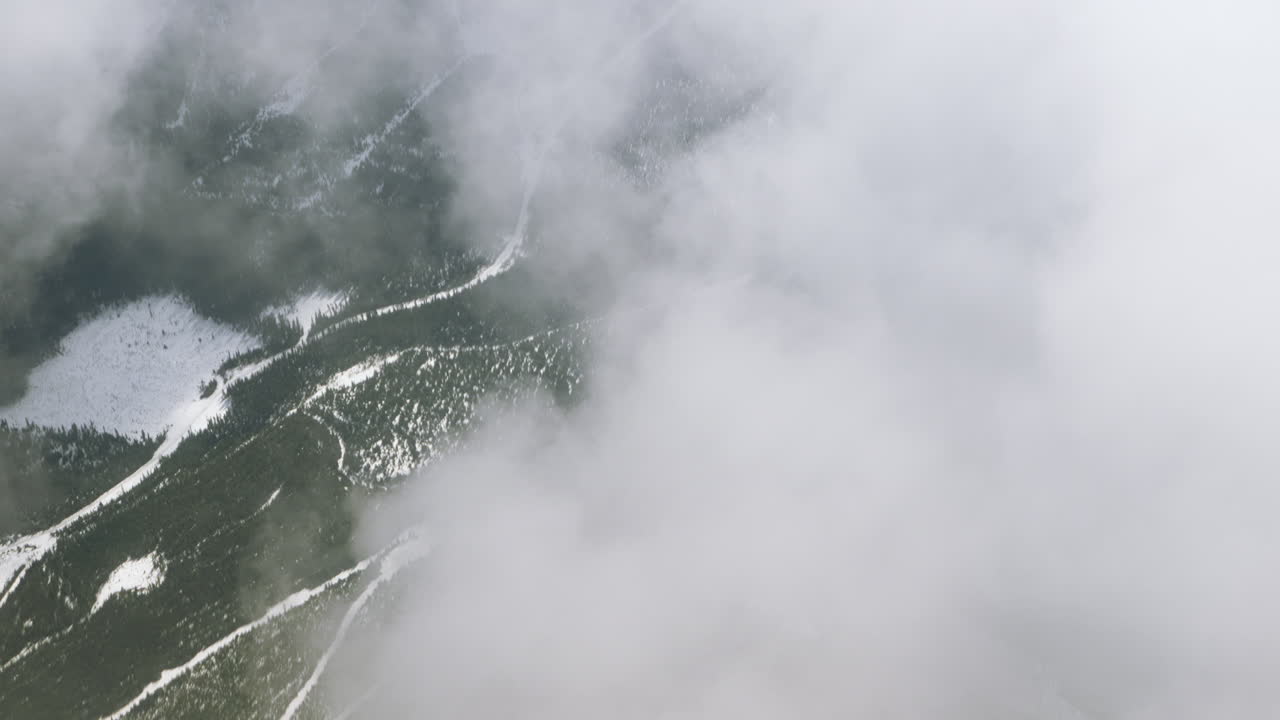 구름으로 뒤 ⁇ 인 눈  ⁇ 인 산들