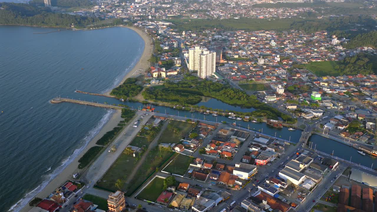 Vista aerea di Penha e del lungomare di Picarras, con sviluppo residenziale e crescita, Santa Catarina, Brasile