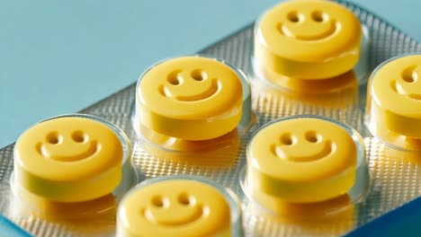 un paquete de pastillas para la cara sonriente en un fondo azul