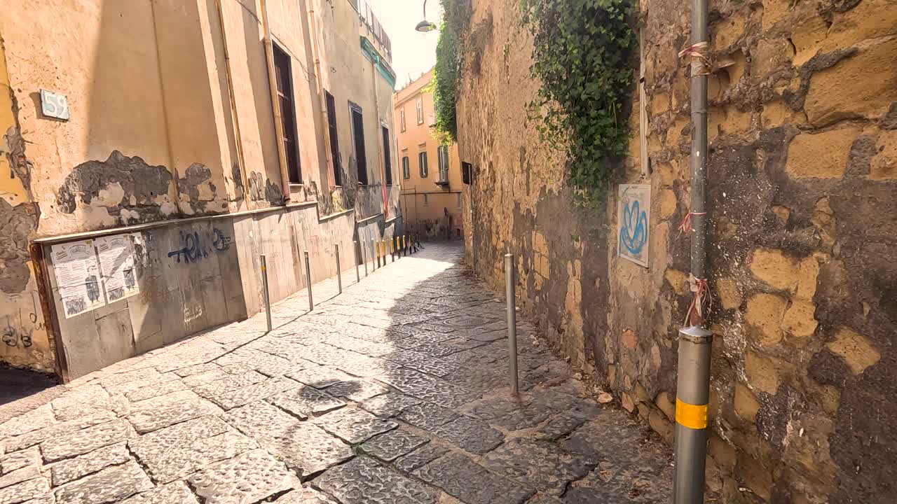 un callejón sereno en nápoles, italia
