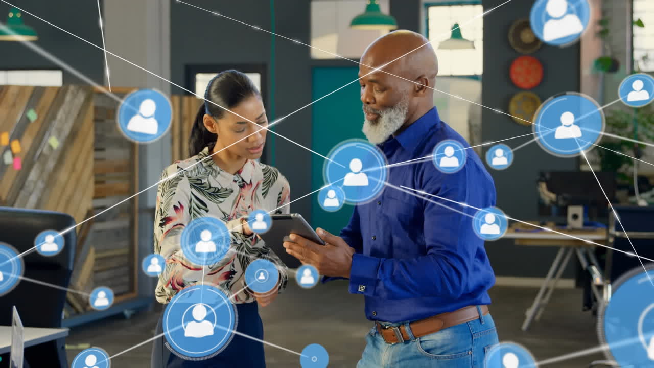 red de iconos de perfil sobre hombre de negocios y mujer de negocios usando tableta digital en la oficina