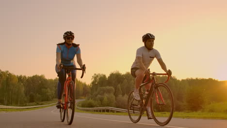 Radsport-WettbewerbRadsportler-Fahren-Ein-Rennen-Mit-Hoher-Geschwindigkeit