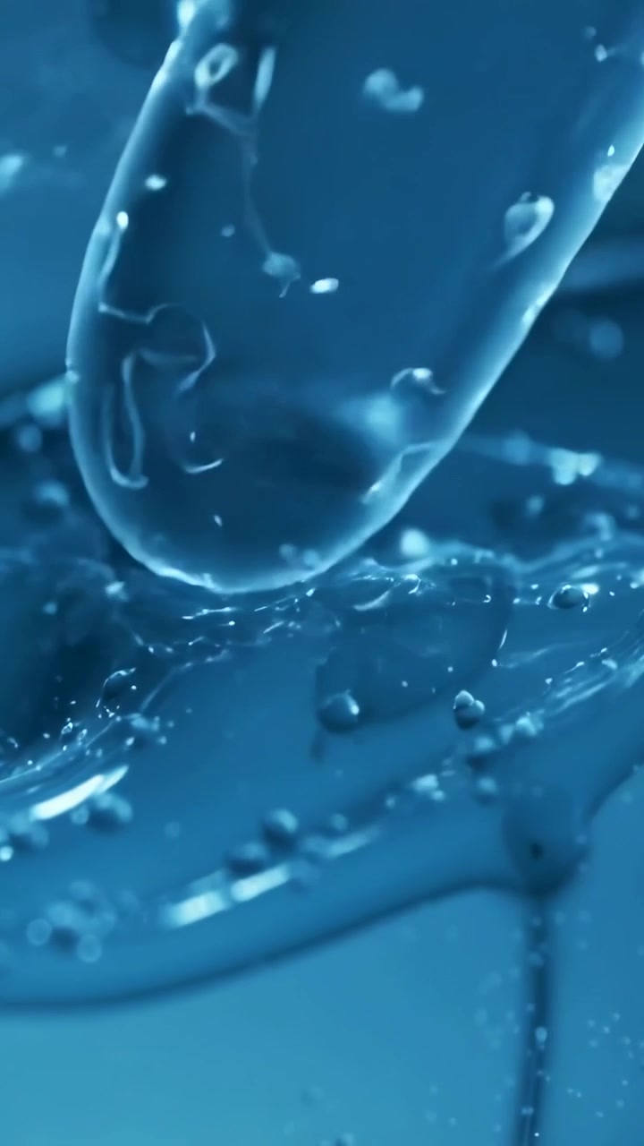 Video verticale: formazione di una goccia sulla punta di un contagocce che tocca un gel blu durante test di laboratorio su bolle e tensione