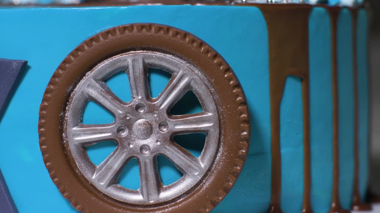 pastel azul para niños con ruedas de coche