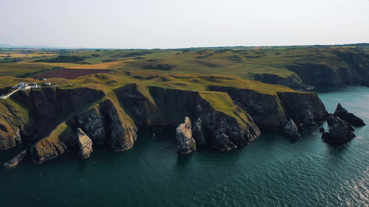 la costa rocosa de escocia: exploración aérea de st abbs head y sus escarpados acantilados en las fronteras escocesas, escocia rural