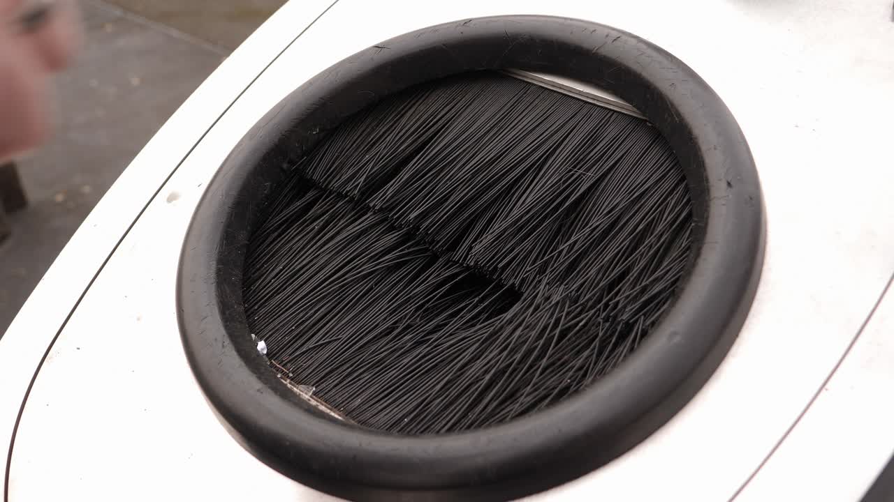 빈 근접 촬영에서 재활용을 위한 폐 유리 덤핑